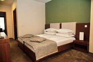 Хостелы Hotel Royale Галац Двухместный номер с 1 кроватью или 2 отдельными кроватями-9